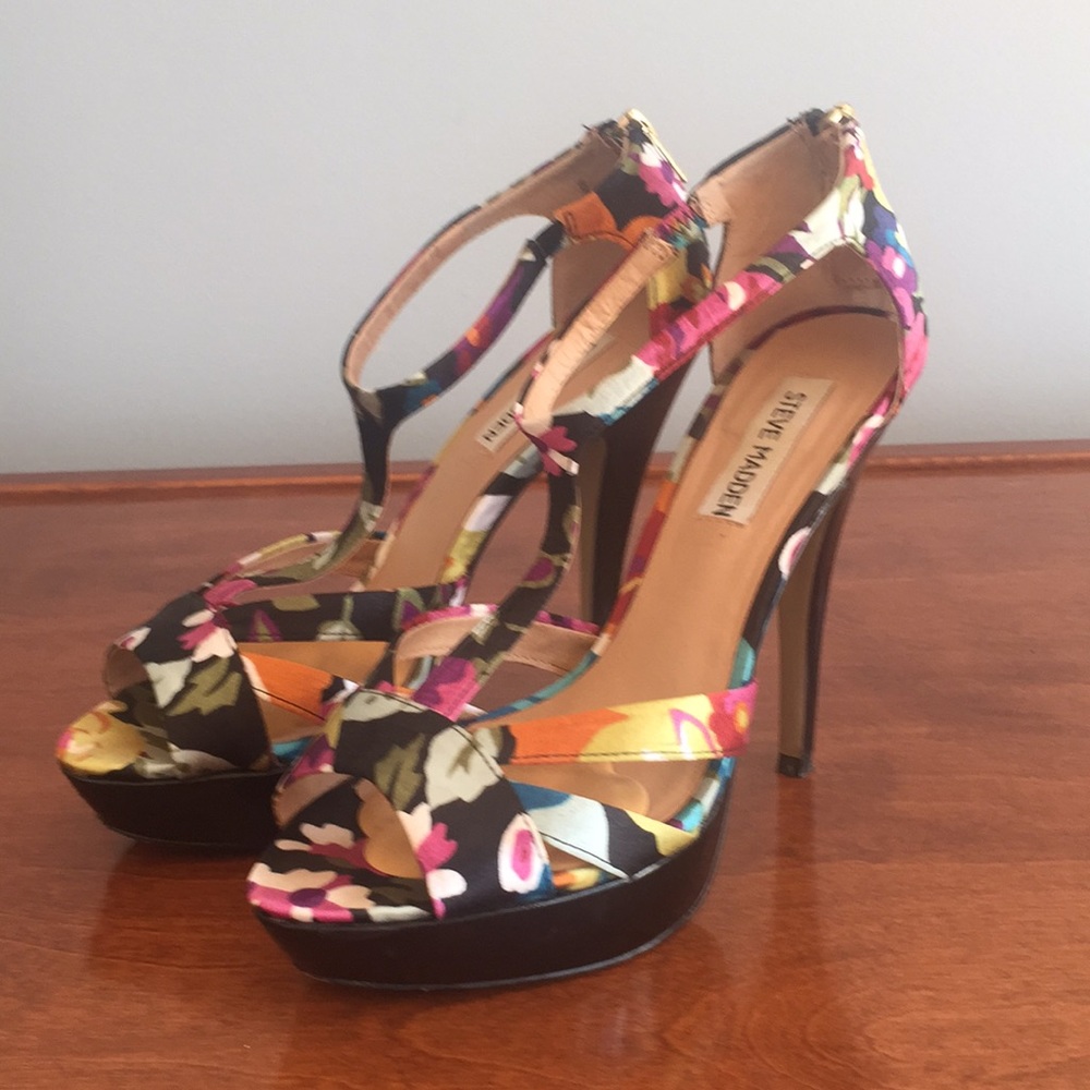 Steve Madden Fun Floral Pattern Sandals